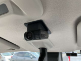 【ドライブレコーダー】走行中や駐車中の映像を高画質で記録し、事故やトラブル発生時の状況確認に役立つ安心装備。あおり運転対策や証拠保全にも有効で、日常のドライブをより安全にサポートします。