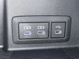 充電用USB端子付き。スマートフォンなどの充電に便利です。