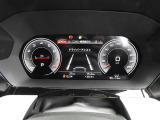 重厚感と安定感があり、同時にダイナミックさも備えるAudiの走り。機能やデザインが革新的なメーター。