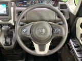 インテリアに合わせたデザインのステアリングは、運転される方のことも考え、運転しやすい形状、大きさです。是非一度、実際に触ってお確かめください。