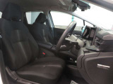 スタイリッシュなダークカラーの内装色がおしゃれです♪広々とした運転席周りで、もちろんルームクリーニング済みです!