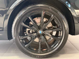 BMWの純正アロイホイールは軽量かつ強度にも優れているホイールで走行性能を引き上げる設計になっております。足元にもBMWは妥協がなくこだわっている個所になります。