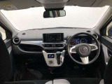 シンプルながら機能性あふれる運転席廻りです。視界性もよく、運転しやすいですよ。