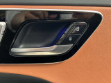 メルセデスのシートは少し硬めになっております。長時間の運転の際、適度な反発があることでお尻や腰の負担を減らす効果が御座います。