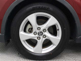 純正アルミホイールは精度が高く、走行の安定性が優れています。タイヤサイズ215/60R17