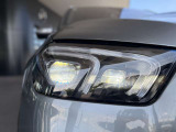 LEDヘッドライトを装備。夜間の視認性と先進的な表情を高めます。