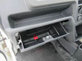 車検証が入るジャストサイズなグローブボックスです♪♪