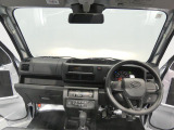 【コックピット】前方視界が広く開放感のある運転席。必要なスイッチが使いやすく配置された機能的なデザインです。