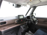 ダイハツのお店では、ダイハツ車を知り尽くしたプロフェッショナルが、専用の診断機器を使って各システムを点検しております。