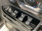 パワーウインドウは運転席でドア4枚とも上下の操作ができるようになっています。子供さんが勝手に操作できないようにロックすることも可能です。