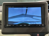リバースギアに入れるだけで後方の表示へ切り替わります。夜間や雨の日の駐車も楽になりますよ。