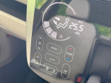 【オートエアコン】一度お好みの温度に設定すれば、車内の温度を検知し風量や温度を自動で調整。暑い&hellip;寒い&hellip;と何度もスイッチ操作をする必要はありません。快適な車内空間には必須の機能ですね♪