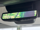 【デジタルインナーミラー】後席の大きな荷物や同乗者で後方が確認しづらい時でも安心!カメラが撮影した車両後方の映像をルームミラー内に表示。クリアな視界で状況の確認が可能です!