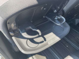シートバックテーブルが運転席・助手席の背面に装備されておりますのでお飲み物やIPADを置いていただけます!