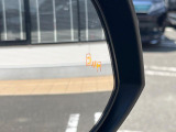 【ブラインドスポットモニター】走行中、ドアミラーの死角になりやすい箇所に後続車が接近するとサイドミラーのレンズに警告を表示!ドライバーに注意喚起をしてくれます。
