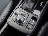 マツダコネクトを操作するコマンダーコントロールです。運転中に自然と手の触れる位置に配置されています。