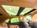 【パノラマルーフ】大型のガラスルーフ搭載で車内の解放感が一気にアップ!開放的なドライブをお楽しみいただけます。