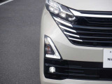 【LEDヘッドランプ】ハロゲンヘッドランプの約2倍の光量でより明るく遠くを照射。視認性、長寿命、省電力に優れ、スタイリッシュな白光色も魅力