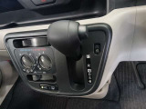 運転席まわりをすっきり使えるインパネシフトは、手元で自然に操作できる扱いやすさが魅力です