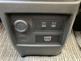 USBポート付きで携帯の充電に便利。