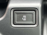 片側電動スライドドアのスイッチ付です。車内からもスイッチひとつで楽にドアの開閉が可能です。電動なので開閉時に力を使う必要がなく、半ドアになることもありません!