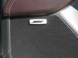 BOSEサウンドシステムを搭載。「良い音を出す」ではなく、その車種のごとに特徴を計算(車種専用設計)し、「反響音」を作り出すことによってどの座席でも自分中心で音が聴こえ、「心地よい空間」を作り出します。