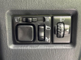 【電動格納ミラー】狭い駐車場や縦列駐車でも安心!スイッチひとつでドアミラーを自動で開閉できる便利機能です。乗り降りの際にミラーをぶつける心配も減り、駐車時の見た目もスッキリ♪