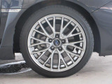 右前 18インチアルミホイール タイヤサイズは、245/40R18です。