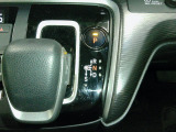 インパネシフトだから視線の移動も少なく足元もスッキリ。運転席もゆったりしているのでゆとりを持ってドライブできますね。