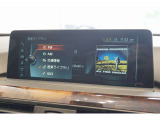 高精細ワイド・ディスプレイ: 視認性に優れた大型タッチパネルを採用。ナビゲーションだけでなく、エンターテインメント機能も鮮明に表示します。