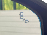 【ブラインドスポットインフォメーション】走行中、ドアミラーの死角になりやすい箇所に後続車が接近するとサイドミラー付近に警告を表示、ドライバーに注意喚起をしてくれます。