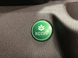 ECON モードをON にするとアクセルペダルの動きに対するエンジンの反応とエアコンの制御を切り換えることで、燃費のいい運転をするドライバーがペダルを踏んだ時と同じようにエンジンを制御します。