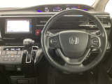 【ハンドル】運転にかかわる様々な操作を安全に行えるように視点移動が少なく操作性に配慮されたスイッチ類が凝縮されたコックピットです。