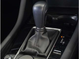 【シフトレバー】シフトもとても操作しやすいデザインになっております。運転する人の事を第一に考えた操作性の高い仕様です。