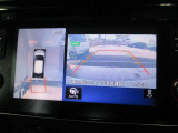 ■アラウンドビューモニター搭載。車体を4方向のカメラで「上から見下ろしたような映像」を映します。車庫入れが苦手な方も映像サポートでラクラク駐車できます。