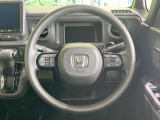 インテリアに合わせたデザインのステアリングは、運転される方のことも考え、運転しやすい形状、大きさです。是非一度、実際に触ってお確かめください。