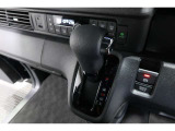 インパネシフトだから視線の移動も少なく足元もスッキリ♪運転席もゆったりしているのでゆとりを持ってドライブできますね!