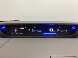デジタル表示のスピードメーターとタコメーターを大きく配した見やすいメーター部になっています。左側のインフォメーション画面でオドメーターや燃費などの情報を確認できます。