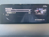 【スマート・ブレーキ・サポート】 高精度で検知できるミリ派レーダーで先行車を捕捉。走行中に、車間距離の変化に応じて警報。基準値を超えた場合に、段階的にブレーキを作動します。