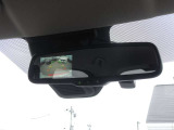 バックビューモニター搭載!Rレンジで後方の映像がディスプレイ付自動防眩式ルームミラーに映りますので駐車もラクラクですね(^^)!