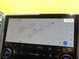 ディスプレイオーディオ(コネクティッドナビ対応)PLUS搭載。Tコネクトご契約で2031年3月まで無償で利用できるナビ(期限到来後は有償)と、解約後も利用できる車載ナビが搭載されています。