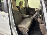 ■運転席にはシート高を調整できるハイトアジャスターが装備され、幅広いシートポジションの設定が可能になっております
