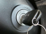 【ワイヤレスキー】・・・ ドアの施錠・開錠をリモートコントロールで行うことができます。ハザードの点灯の回数で確認ができるアンサーバック機能付きです。