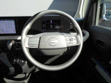 ステアリングハンドルです。オーディオコントロールスイッチが付いて運転中でも手元でオーディオの操作が出来て便利ですよ。