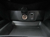 ■エアコンパネル下には、シガー電源、USBソケット (タイプA)とAUX端子があります。