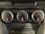 空調スイッチ類は最近流行のタッチパネル式ではなく、運転中でも直感的に操作できるダイヤル式を採用しております。