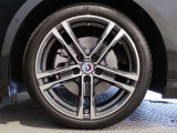 【BMWアロイホイル】軽量かつ強度に拘ったアロイホイル。走行性能ポテンシャルを引き出す設計。車の足元を引き締めてくれる大きなポイントはアロイホイルです。