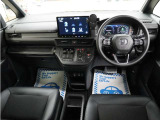 運転にかかわる様々な操作を安全に行えるように視点移動が少なく、操作性に配慮されたスイッチ類が凝縮されたコクピットです。