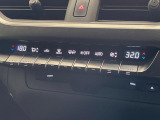【左右独立型フルオートエアコン】運転席と助手席でそれぞれお好みの温度に設定可能。同乗者にも配慮した、快適な空調をお届け致します。
