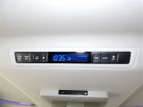 後席用にもオートエアコンの吹き出し口があり快適です。どの席に座っても快適なドライブが楽しめます♪
